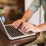 7 Trabalhos Remotos Entediantes (Mas Muito Bem Pagos) Que Quase Ninguém Quer — e Por Isso Estão Sempre Contratando